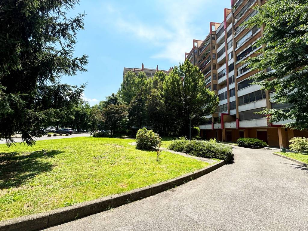 Ampio trilocale con terrazzo-Pieve Emanuele, Via...