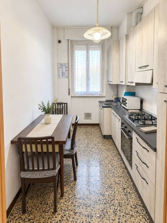 Trilocale arredato con balcone, a due passi da MM Lodi - 4