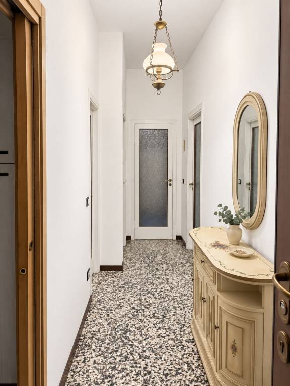 Trilocale arredato con balcone, a due passi da MM Lodi - 9