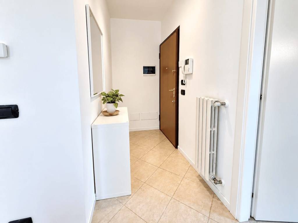 Bilocale arredato con box e balcone, Santa Giulia - 9